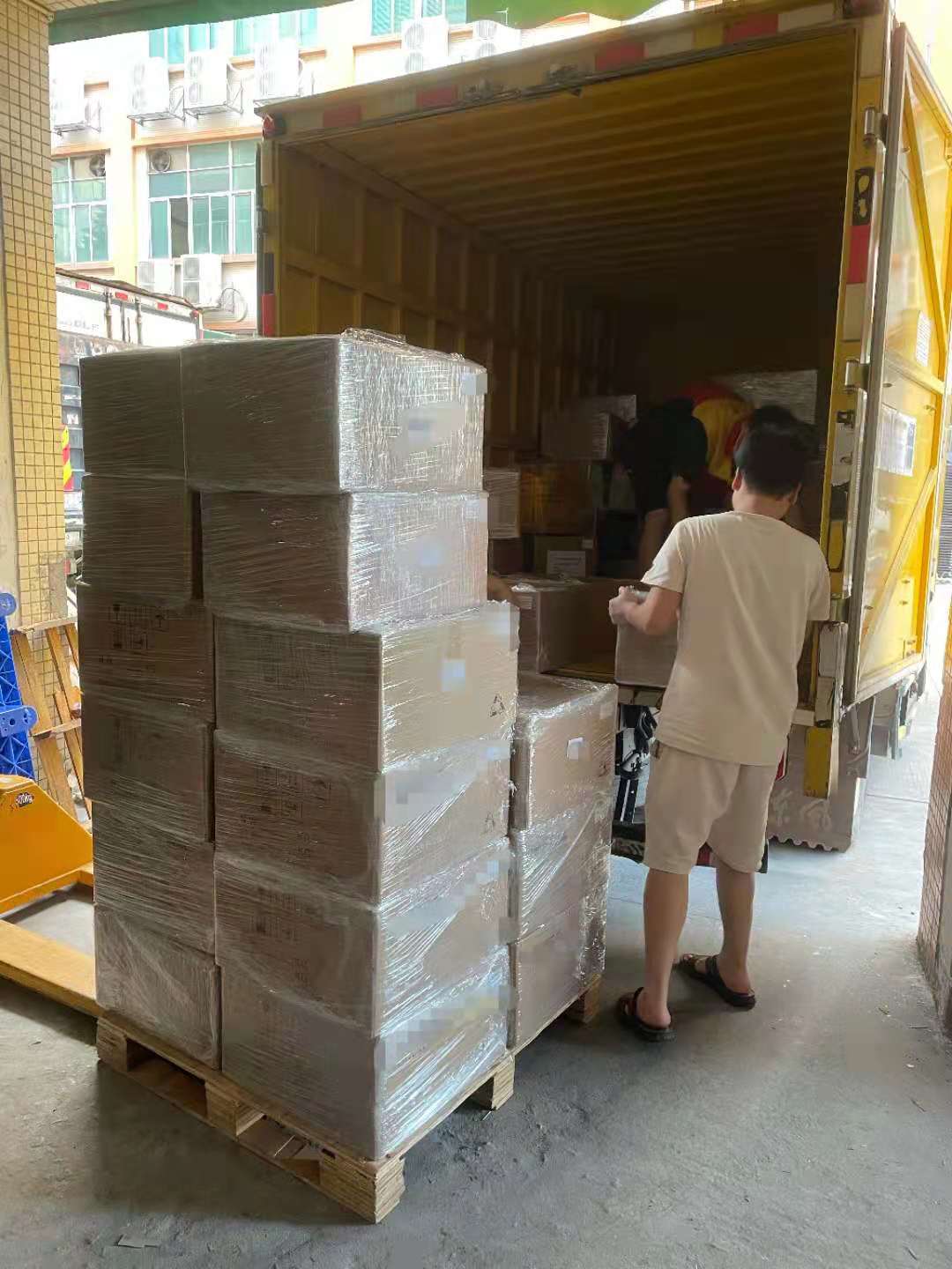 54 pudełka regularnych towarów są wysyłane z optico nr 1 magazyn, i zostaną w...